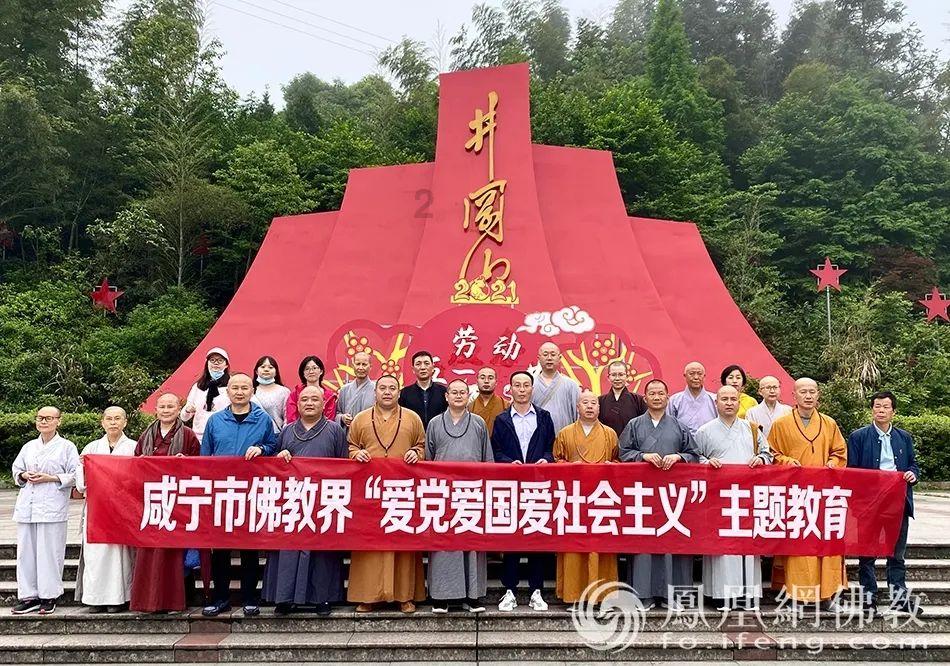 女生在洛阳应天门摆摊卖文创 临到跟前却“反悔”了